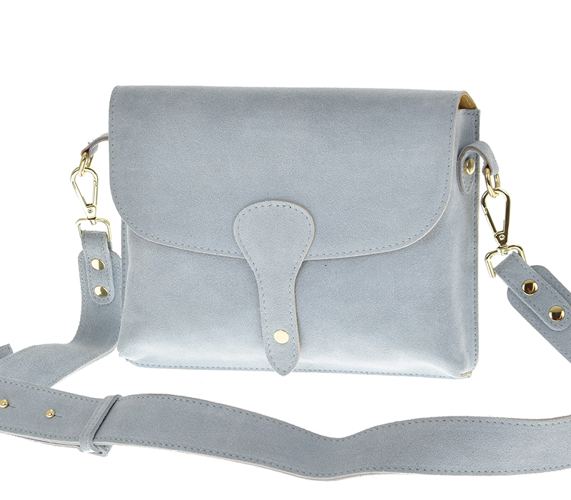 Torebka listonoszka baby blue wykonana ze skóry naturalnej